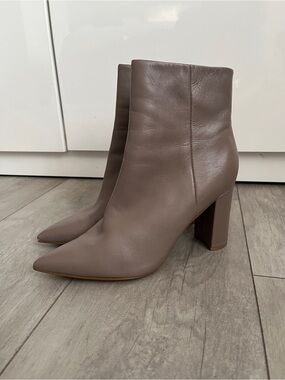 Marc Fisher LTD Taupe Pointed Toe Block Heel Ankle Boots Like New, Size 7.5